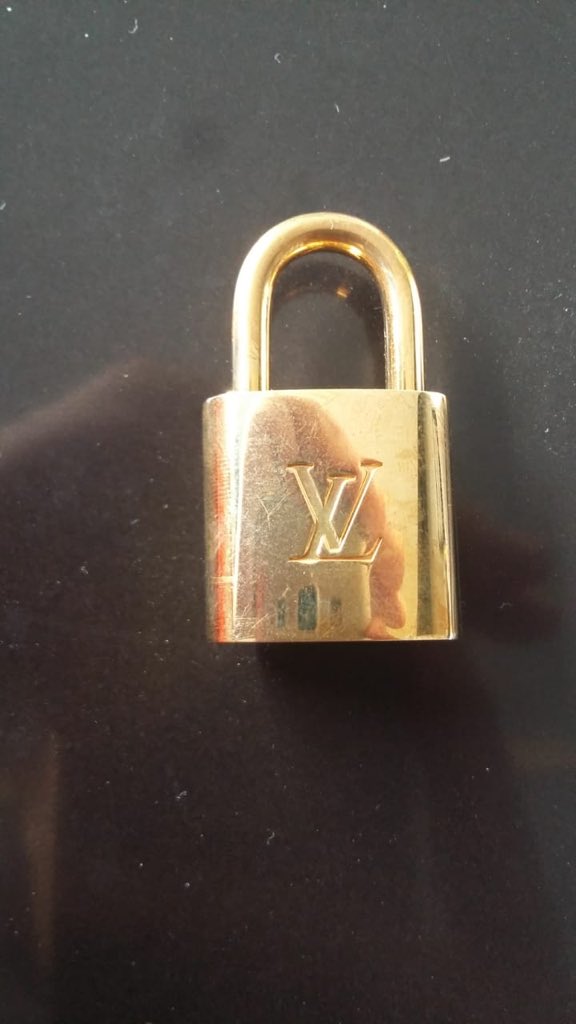 Claralala15's tweet photo. this is pics i took before bring it to LV indonesia, and before the SA tried to wipe it off. Can u imagine this is what i got for bought a brand new from official store in germany? @LVServices https://t.co/iMkgpEM2G6