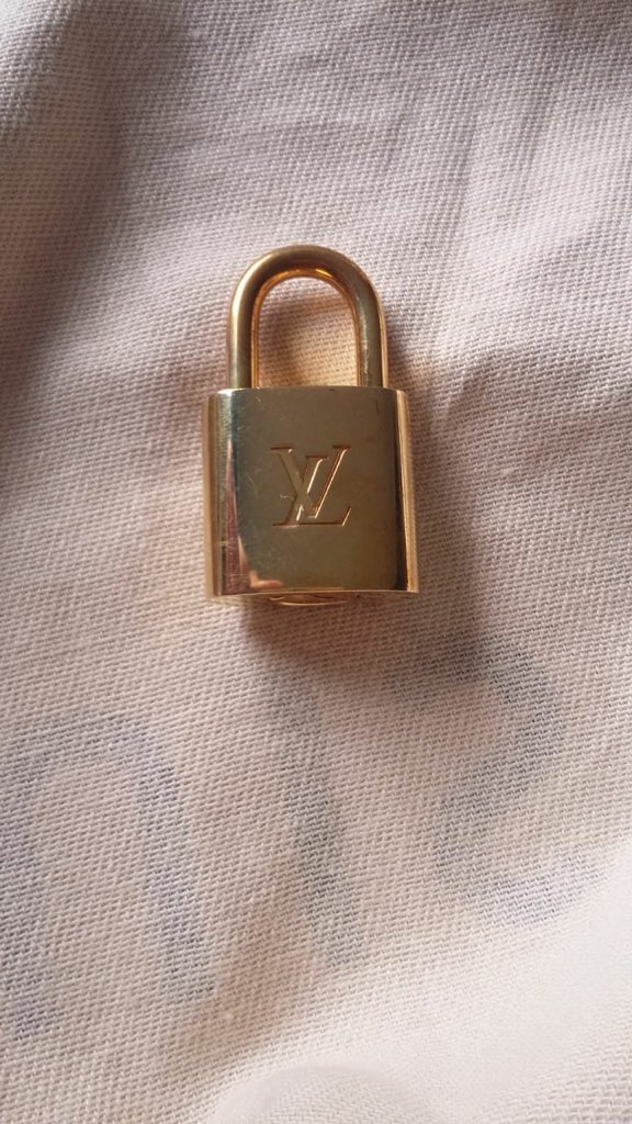 Claralala15's tweet photo. this is pics i took before bring it to LV indonesia, and before the SA tried to wipe it off. Can u imagine this is what i got for bought a brand new from official store in germany? @LVServices https://t.co/iMkgpEM2G6