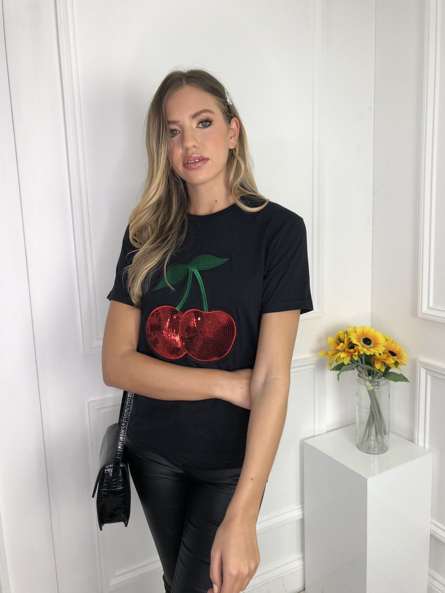 Fearlesscustom's tweet image. Cherry tee 🍒 shot by @SilkFred 
Shop here 👇🏼
fearlessalice.co.uk/product/cherry…