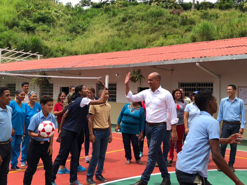 El gobernador del estado Miranda, Héctor Rodríguez, Reinaugura la U.E.E. Reventón en el municipio Zamora ubicada en la comunidad del mismo nombre de la parroquia Bolívar de Guatire, espacio en el que 235 alumnos de educación inicial hasta 5to año. #AClasesConAlegría