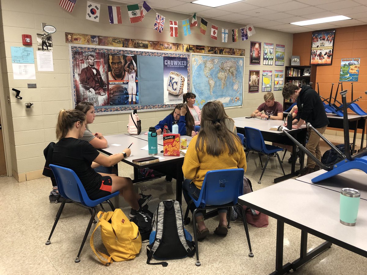 FordlandFca's tweet photo. Good things are happening with our HS Huddle! #EaglePride #FCA #FordlandEagles https://t.co/sohRYgZe5Y