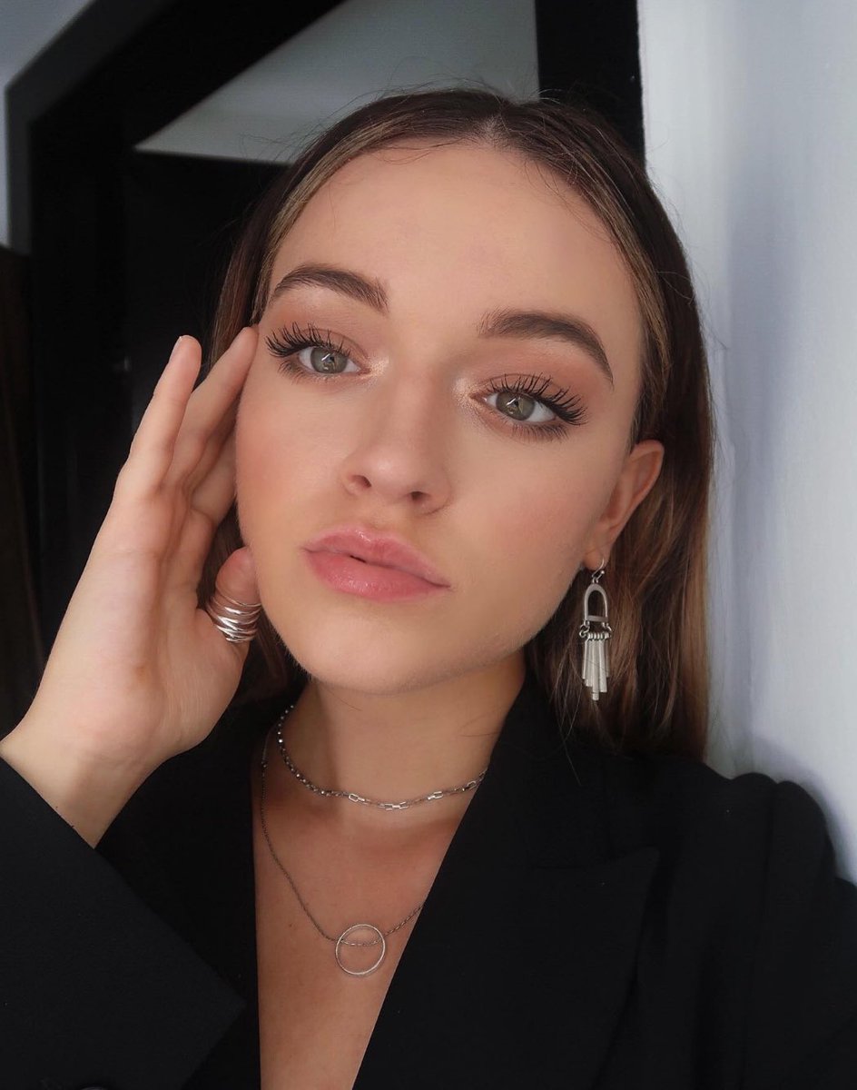 emmiddlemasfan_'s tweet photo. Happy 21st Birthday!!! Hope you have the best day because you deserve it n u also deserve all the happiness❤️❤️love u miss u https://t.co/E6lYhrl7sd