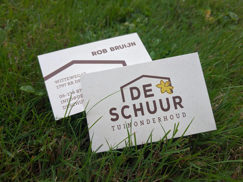 De Schuur Tuinonderhoud heeft een passie voor natuur, dat zie je. 👀 Niet alleen aan het werk, maar ook aan de nieuwe visitekaartjes die dit gevoel helemaal uitstralen. 🌿 Gedrukt op stevig ecopapier dat bestaat uit 100% landbouwafval. Passender kan niet!