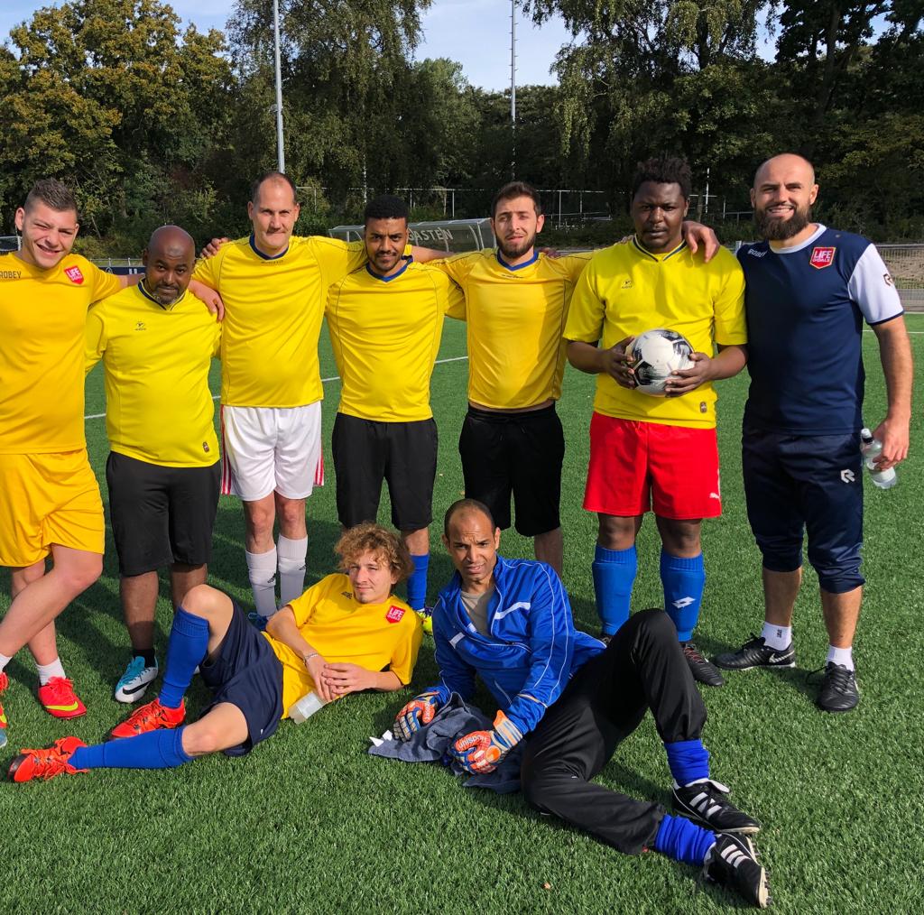 Ook een vorm van naast de cliënt staan: met twee teams vanuit Leiden vrijdag gevoetbald met #lifegoals . Hoogtepunt van ons wekelijkse dagbestedingsproject!