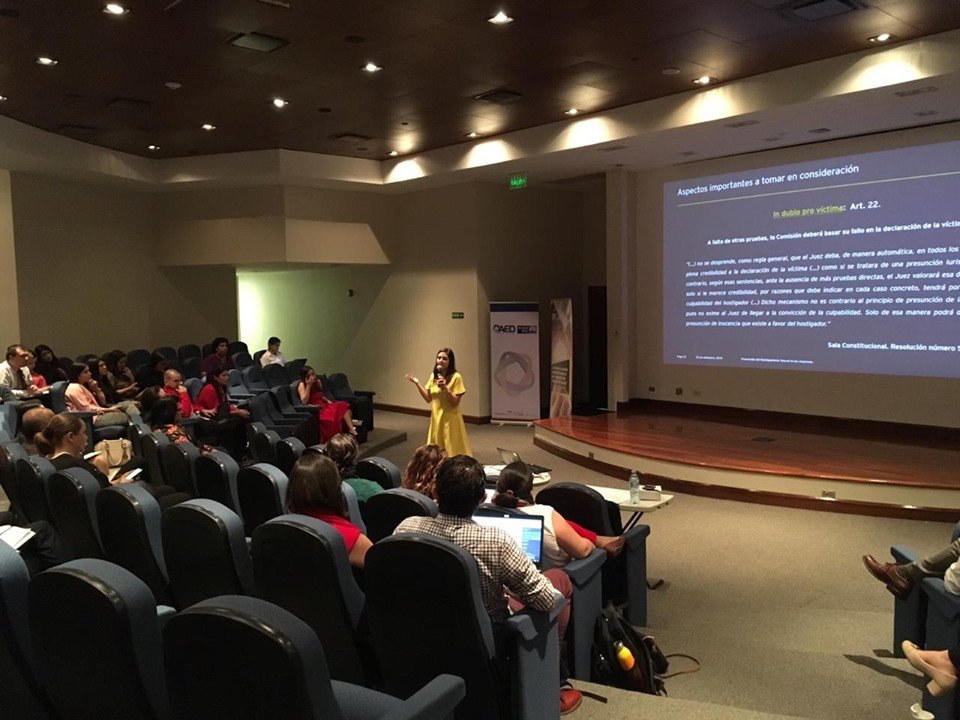 EYCentroamerica's tweet photo. Laura Navarrete, Gerente de EY Law, impartió una charla ayer en Costa Rica sobre la "Prevención del hostigamiento sexual en las empresas" organizada en conjunto con la Alianza Empresarial para el Desarrollo (AED). #EYTalks #EYEvents #PrevenciónHostigamientoSexual https://t.co/yiusHuvrhr