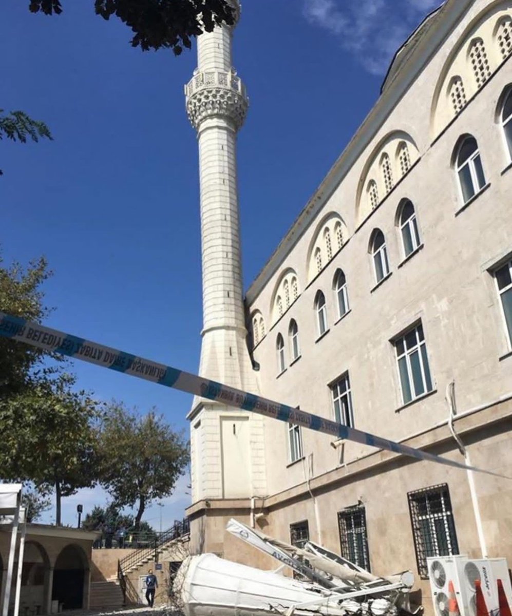 GokhanOzgules's tweet photo. ❗ #Deprem ❗
#Avcılar 'da yıkılan Cami minaresi... Allah beterinden korusun.
Artçılar konusunda dikkatli olunmalı. 
#İstanbul #Turkcell #Wodofone #TürkTelekom 
WhatsApp olmasa iletişim sağlamayacak mı❓ https://t.co/PPKXfkpfgs