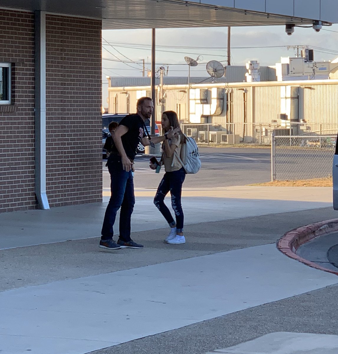 I’d want to come to school every day when I was in middle school of my principal was out side with a boom box and giving high fives! @CHMS_Principal <a href="/Supt_comalisd/">Andrew</a> #makingadifference