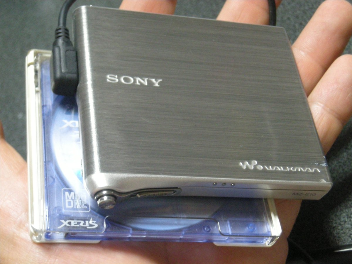 ソニーの再生用MDウォークマンの中で最小・最軽量だったMZ-E10。ほぼMD