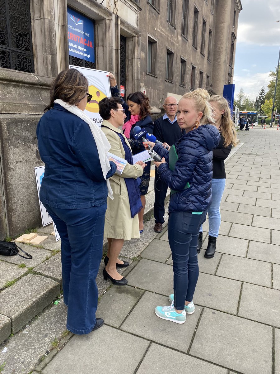 PSL_Malopolska's tweet photo. „Na pomoc umęczonej edukacji” Dziś przed Małopolskim Kuratorium w Krakowie, kandydaci do sejmu z listy krakowskiej przedstawili postulaty #KoalicjaPolska ws edukacji. #Edukacja #nowePSL #łączymypolaków #programwyborczy https://t.co/mMfMdVeipu