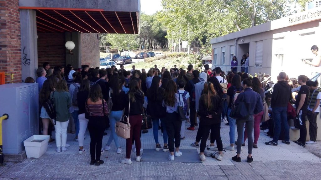 ⚠️🌍♻️ Así ha sido la concentración por la emergencia climática de esta mañana en nuestra Facultad. Muchas gracias a todas las personas que os habéis unido para alertar que cuidar el planeta es responsabilidad de todas y todos. 

#NoHayPlanetaB