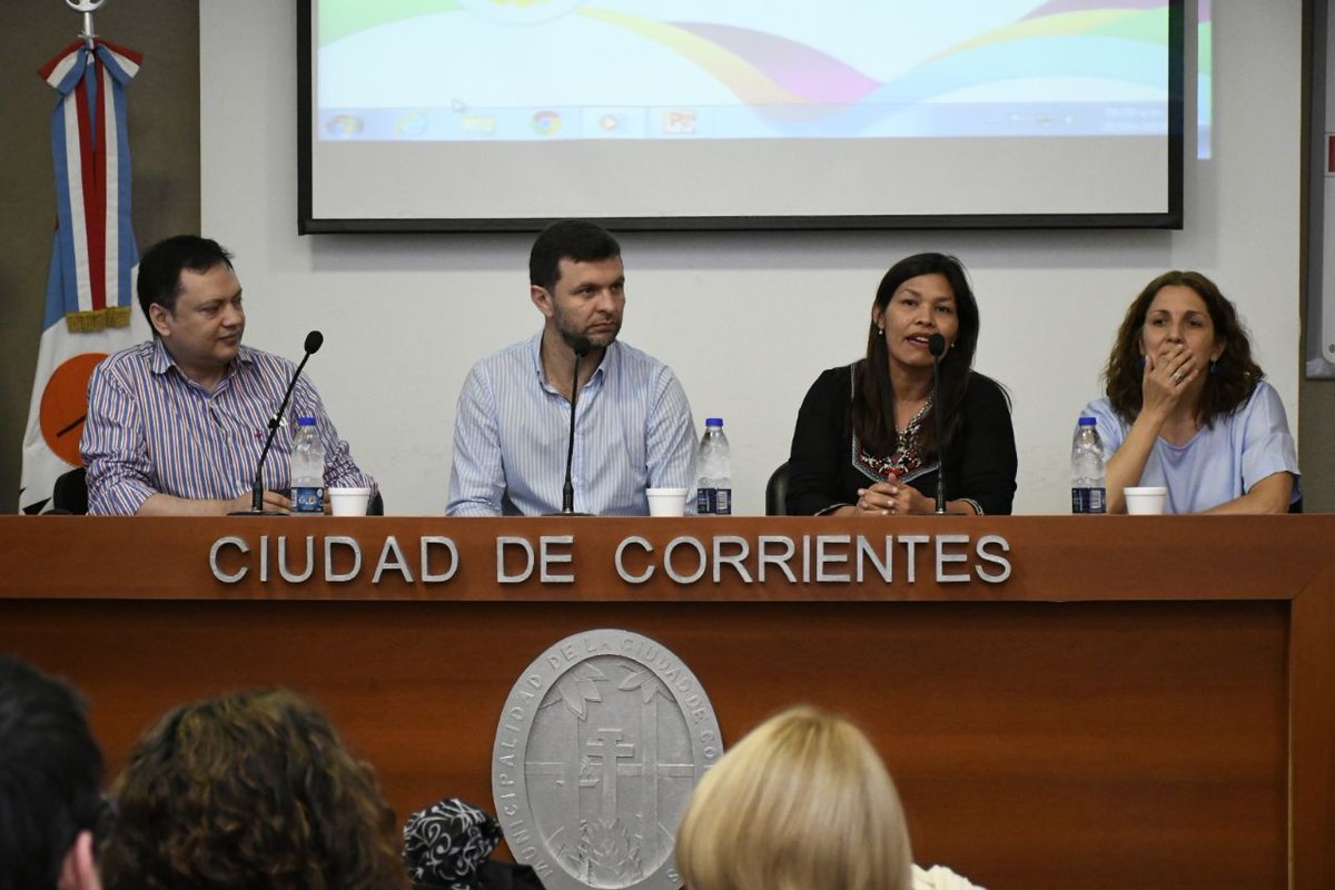 municorrientes's tweet photo. Trabajamos junto a @SaludyDSocialAr y @CorrientesGob para modernizar la línea 102 de atención a la niñez y adolescencia. Nos reunimos para coordinar las actividades que llevaremos adelante, como capacitaciones para los asistentes sociales e incorporación de nuevas tecnologías. https://t.co/9046OiAOly