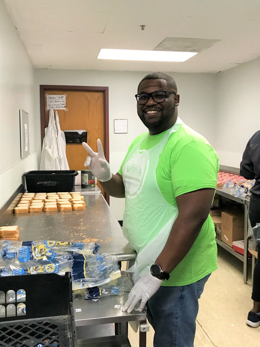 salmich's tweet photo. We're grateful for our friends at @VibeCreditUnion, who came to our Harbor Light facility to make meals to be distributed through our #BedandBread trucks! Thanks for making an impact through our organization!
#ServingDetroit #DoingTheMostGood https://t.co/si6EL9B1GD