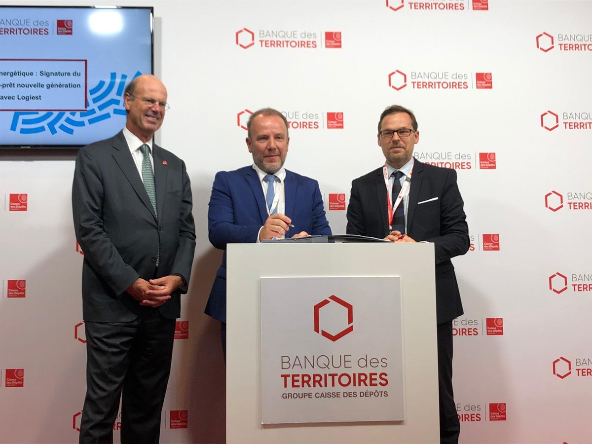 BanqueDesTerr's tweet photo. Au #CongrèsHLM, nous vivons une grande première : La signature du 1er #EcoPrêt de nouvelle génération avec #logiest ! ✍️ https://t.co/MKAeqqiXOP
