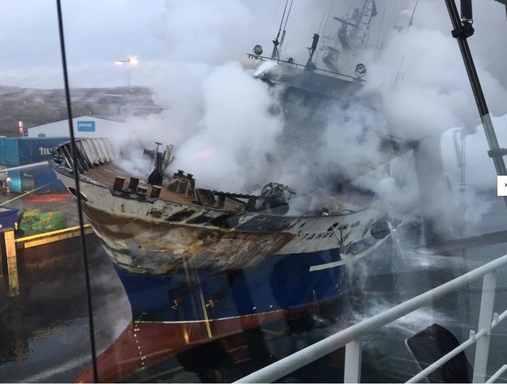 – Det har vært et svært hektisk og  dramatisk døgn, sier styrmannen om bord på OV Bøkfjord. Han var én av ti som mønstret på Kystverkets fartøy i går – og som gikk rett i arbeidet med å forsøke å slukke brannen om bord i det russiske tråleren i Tromsø. kystverket.no/Nyheter/2019/s…