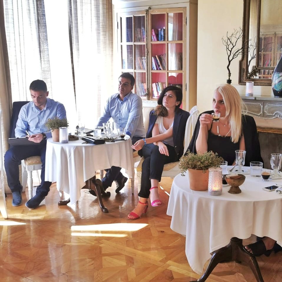 Capsuletacceler's tweet image. Not another typical Thursday! Το μεσημέρι βρίσκει τις ομάδες μας να φιλοξενούνται στο @Grecotel στην Κυλλήνη, που αποτελεί την τρίτη στάση του ταξιδιού μας στην Πελοπόννησο σήμερα. Ευχαριστούμε πολύ τη Grecotel για το θερμό καλωσόρισμα! #CapsuleTacceleratorGR #ScaleUp #Tourism