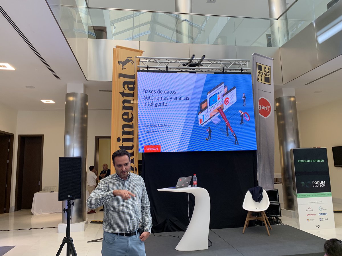 forumvlctech's tweet photo. 🗣Arrancamos en el escenario interior del #ForumVLCTech✅  con una ponencia, “Cómo las bases de datos autónomas y las soluciones de analítica inteligente ponen el ML y la innovación al alcance de todos”, a cargo de Roberto Muñiz, de  @oracle_es https://t.co/P3nI7XLupW
