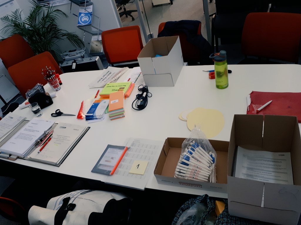 Große Ereignisse werfen ihre Schatten voraus - schon den ganzen Tag ist es in der Geschäftsstelle trubelig. Warum? Verraten wir morgen!