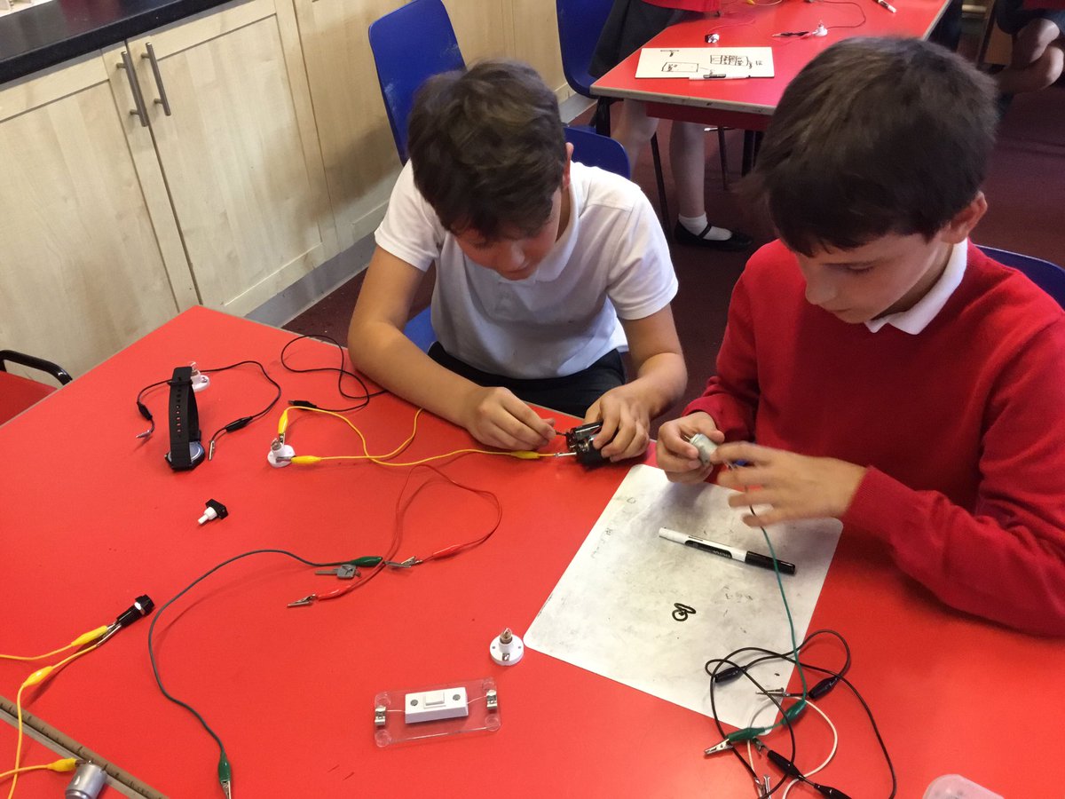 TJPrimary's tweet photo. 👩🏽🔬👨🏼🔬 6H enjoyed working with the electrical equipment in preparation for designing a new project 🔋#TJTopic #TJScience https://t.co/6kCkFJvhVa