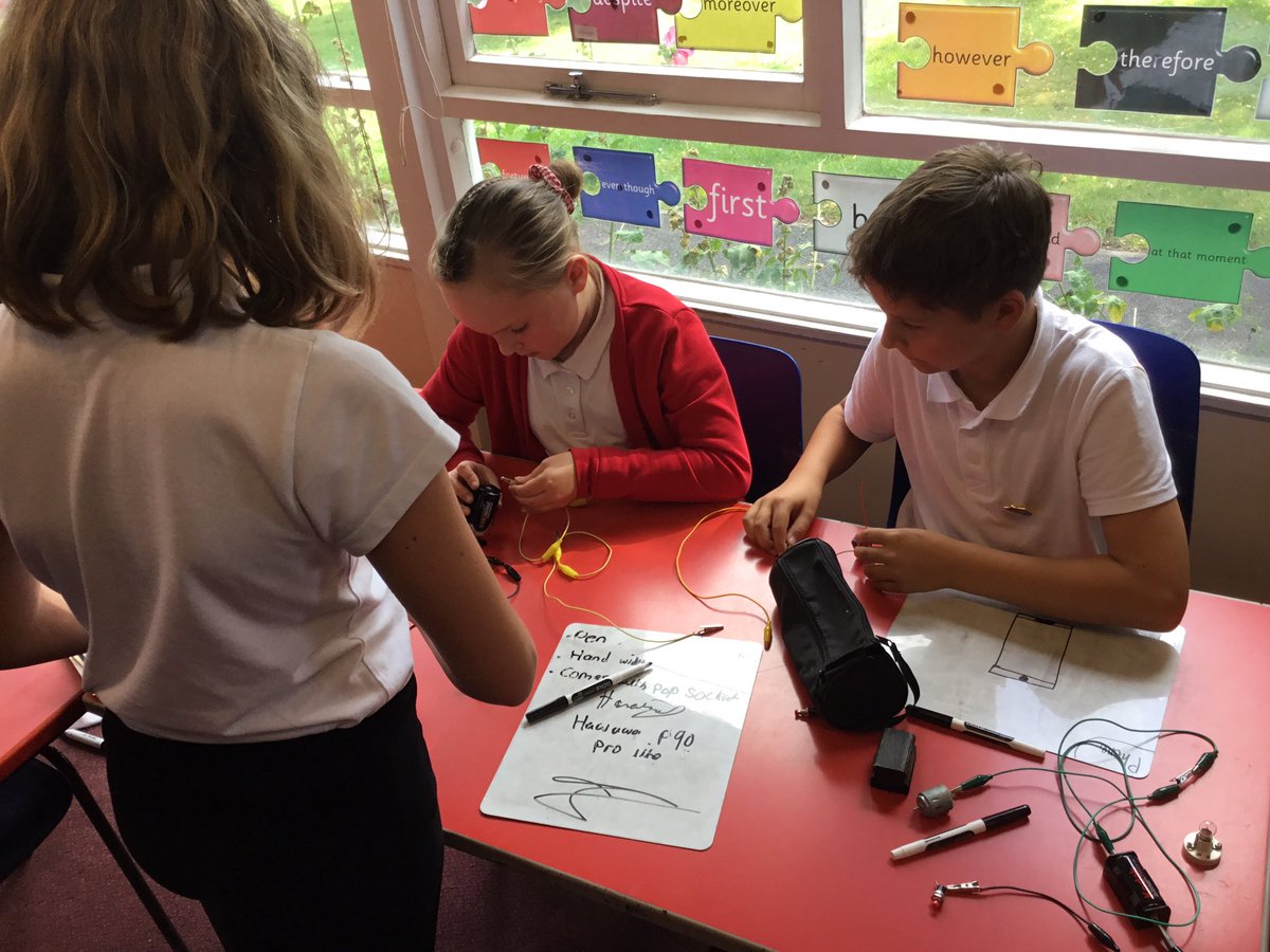 TJPrimary's tweet photo. 👩🏽🔬👨🏼🔬 6H enjoyed working with the electrical equipment in preparation for designing a new project 🔋#TJTopic #TJScience https://t.co/6kCkFJvhVa
