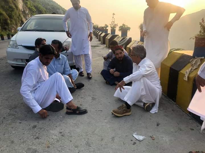 dawar_naheem's tweet image. بونیر کے امبار چیک پوسٹ پر بغیر کیسی وجہ کے ہمیں 2 گھنٹے روکا گیا اور ہم سے کہاگیا کہ مشر منظور پشتین کے داخلے پر پابندی ہے۔حالانکہ ہم وہاں فاتحہ خوانی کیلئے کیلئے جارہے تھے۔
#idrees #pashteen