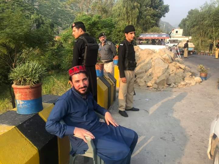 dawar_naheem's tweet image. بونیر کے امبار چیک پوسٹ پر بغیر کیسی وجہ کے ہمیں 2 گھنٹے روکا گیا اور ہم سے کہاگیا کہ مشر منظور پشتین کے داخلے پر پابندی ہے۔حالانکہ ہم وہاں فاتحہ خوانی کیلئے کیلئے جارہے تھے۔
#idrees #pashteen