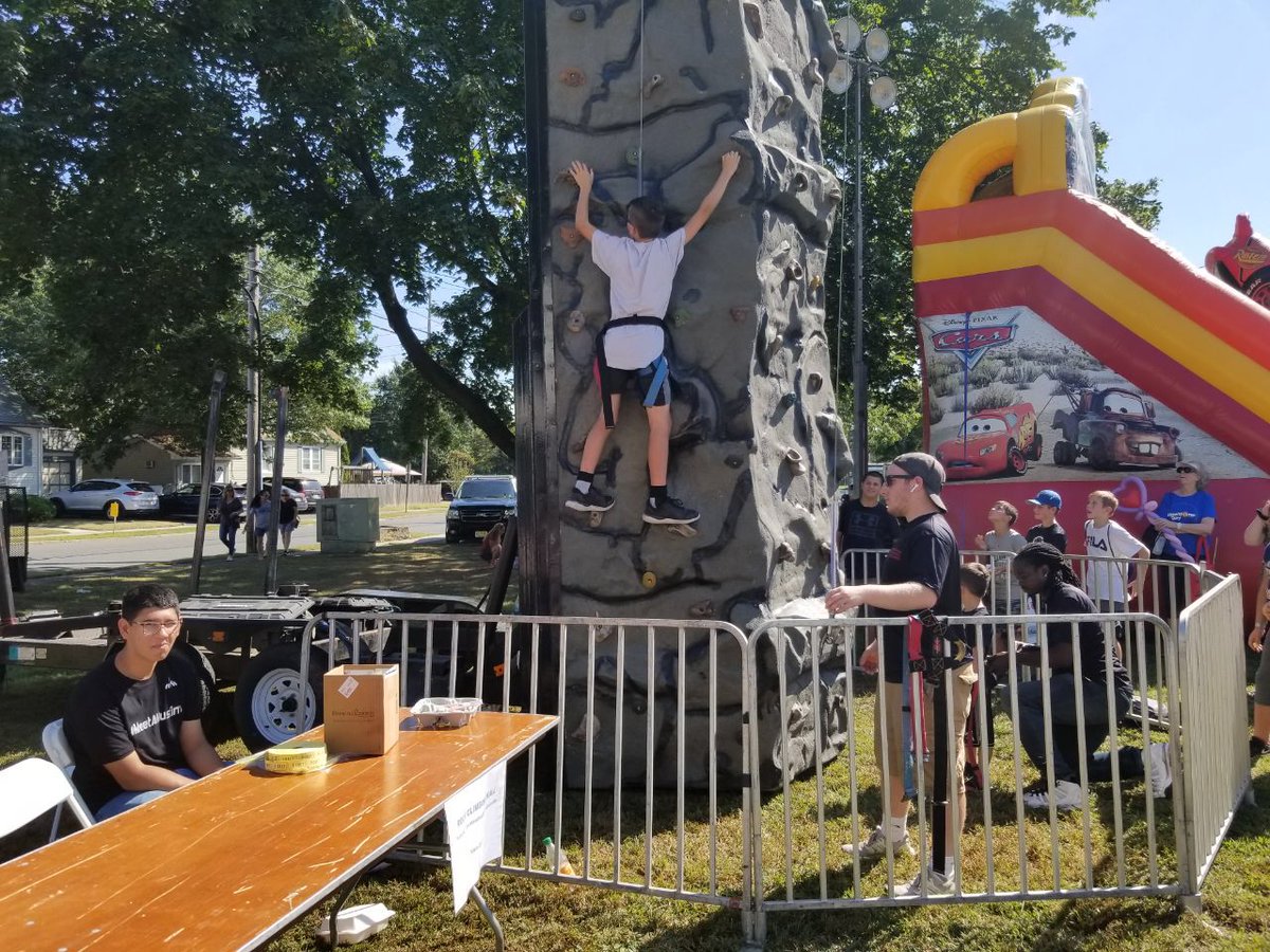 MuslimYouthUSA's tweet photo. #MuslimYouth of @MKA_NorthJersey participated at their local town fair, #HawthorneDay, where they donated blood with @VitalantNJ , had a book stall, participated in #MeetAMuslim, and did general volunteering as well. #WhatMuslimsDo. https://t.co/I3M0WfOrZn