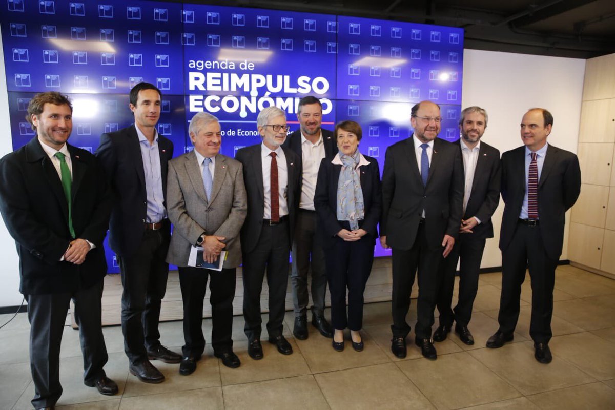 PabloterrazasL's tweet photo. Estamos escuchando al ministro @jafontaine respecto a las 40 medidas de la Agenda de #Reimpulsoeconómico para promover la inversión y el emprendimiento, introducir + competencia en los mercados y generar mayores incentivos a la innovación 👏💪 #ChileEnMarcha 🇨🇱 @meconomia https://t.co/rrs7Gkb9vN