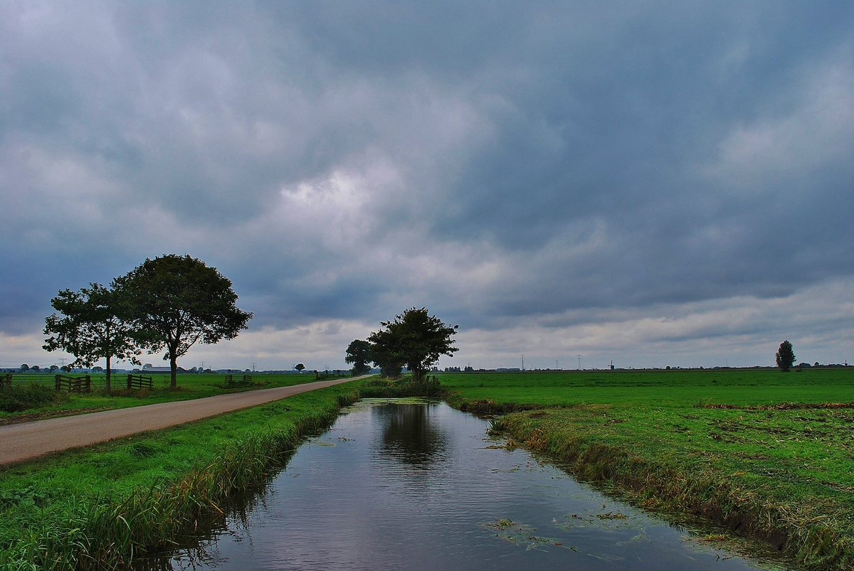 padt005's tweet image. Donkere wolken...