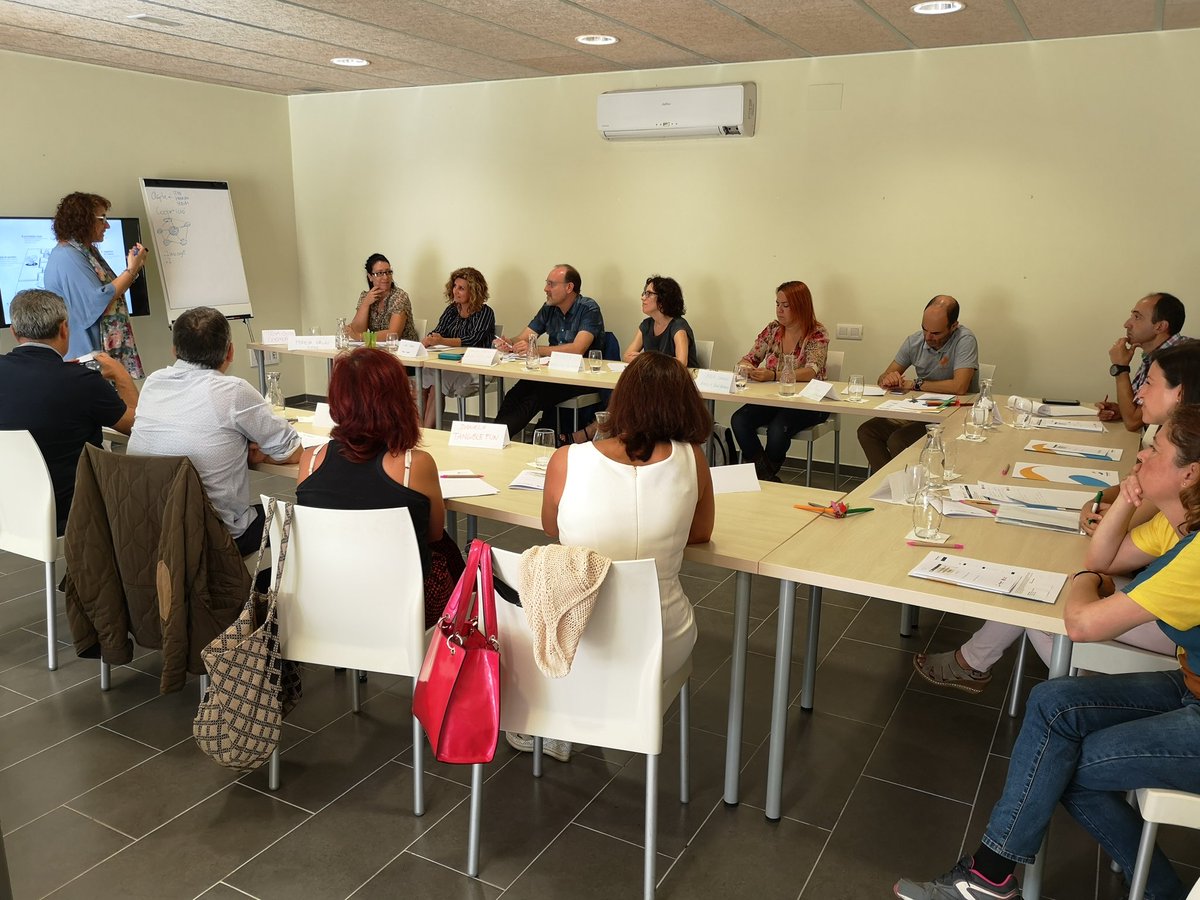 NodeGarraf's tweet photo. Matí de formació "Els 7 errors a evitar si vols consolidar el teu equip col·laboratiu". L'equip tant és el de la nostra empresa com pot ser buscar col·laboració externa puntual, o cooperació, que és una col·laboració més estreta. @diba #reculldiba @isidrealso @RHSugranyes https://t.co/ECgsAvlyot