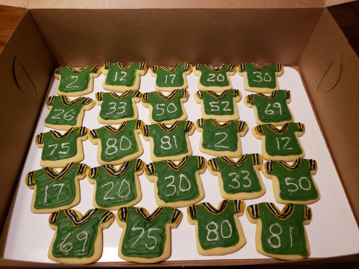 JillEllenS's tweet photo. Game day desserts. #ggfriday https://t.co/6ctamKsKmj
