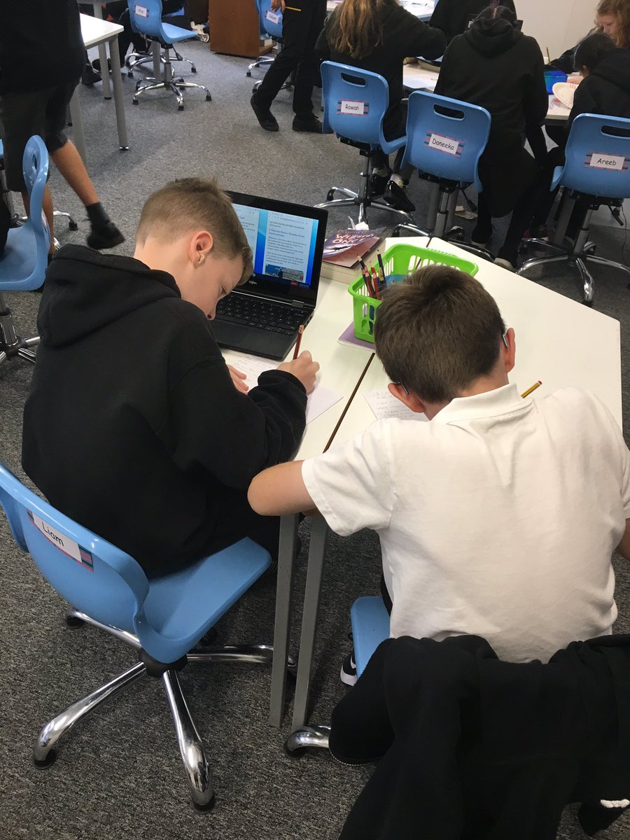 lasswadeps's tweet photo. P7L had a great time this afternoon researching and learning all about Poland! #learninglolas #EuropeanDayofLanguages https://t.co/mAMvHPz6LR