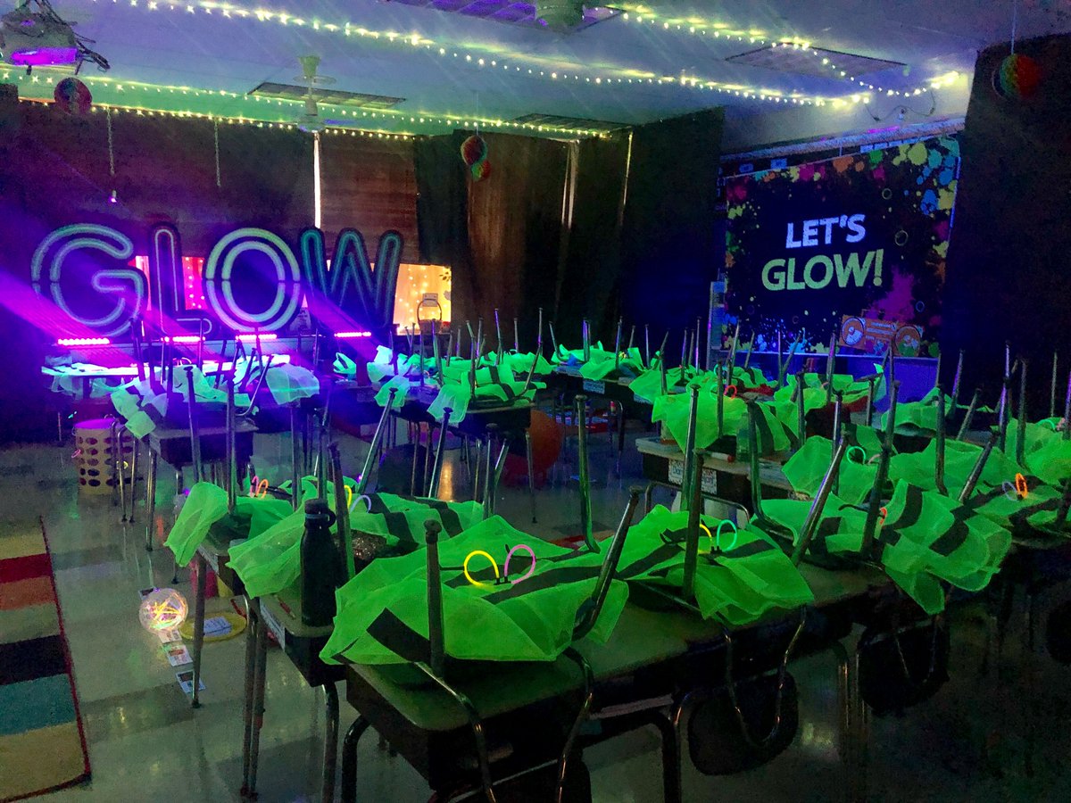 sarah_sarmiller's tweet image. GLOW GAMES by morning, NEON READ ON by afternoon! It has been the BEST week with my 4th graders! Thank you @heyhopeking and @heywadeking for the inspiration!! #SetTheStagetToEngage #CloseReading #ScienceandMath #RigorOfTransformations