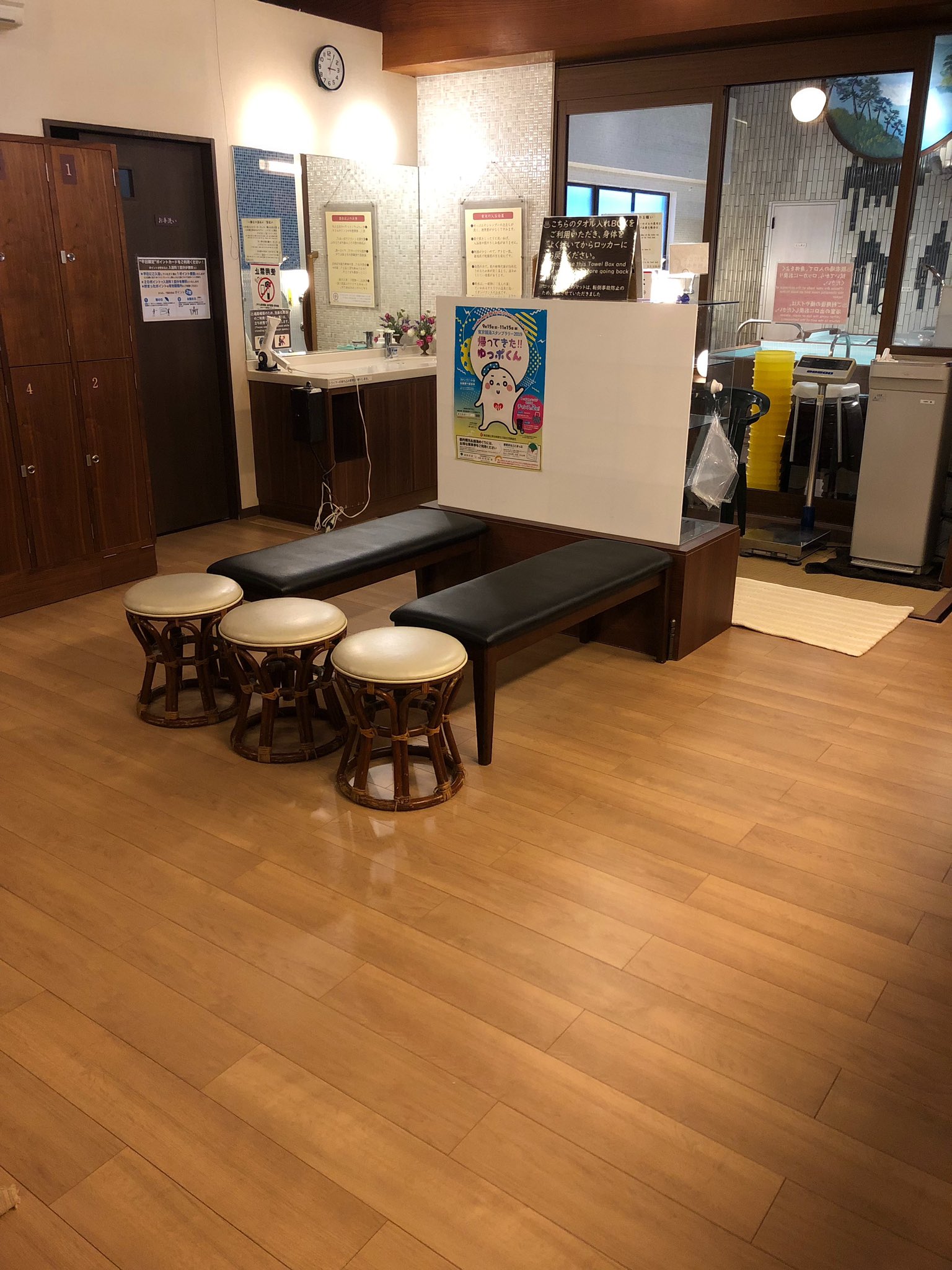 文化浴泉 火曜日の営業後 正確に言えば水曜日の深夜から女性脱衣場の床の張替え工事をしました 以前より少し明るくなりました 来週は男性の脱衣場を張替え予定です ご来店お待ちしております ﾉ 文化浴泉 銭湯 サウナ リフレッシュ