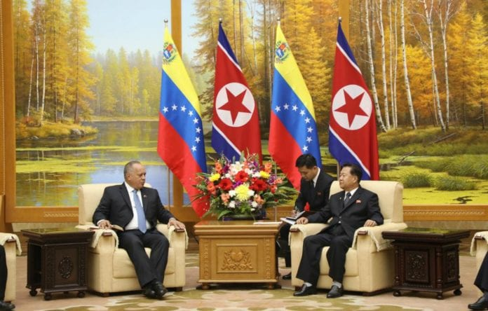 ElNacionalWeb's tweet image. #ENPolítica Diosdado Cabello le entregó “un regalo y una carta” de Maduro a Kim Jong-un bit.ly/2nxNIVf