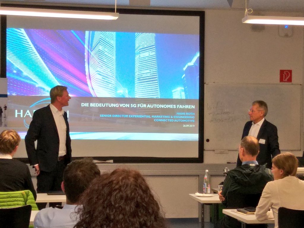 CarsCluster's tweet photo. Die Bedeutung von #5G für #AutonomesFahren - H. Roth @Harman #TecNet #ConnectedCar @fkfs_stuttgart @IT_Region https://t.co/LPiPN7HbBW