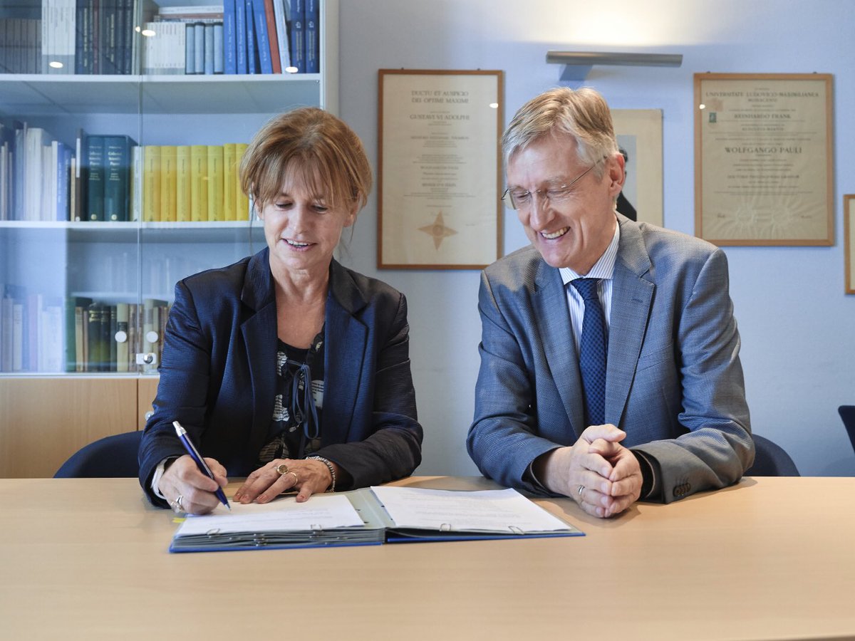 VHalloin's tweet image. Signature au @CERN , accord sur la poursuite jusque 2022 de participation de la Belgique à #SCOAP3 (libre accès publications scientifiques en physique hautes énergies, 3000 bibliothèques et instituts de recherche,44 pays) avec E. Elsen, Dir. recherche et informatique #openaccess