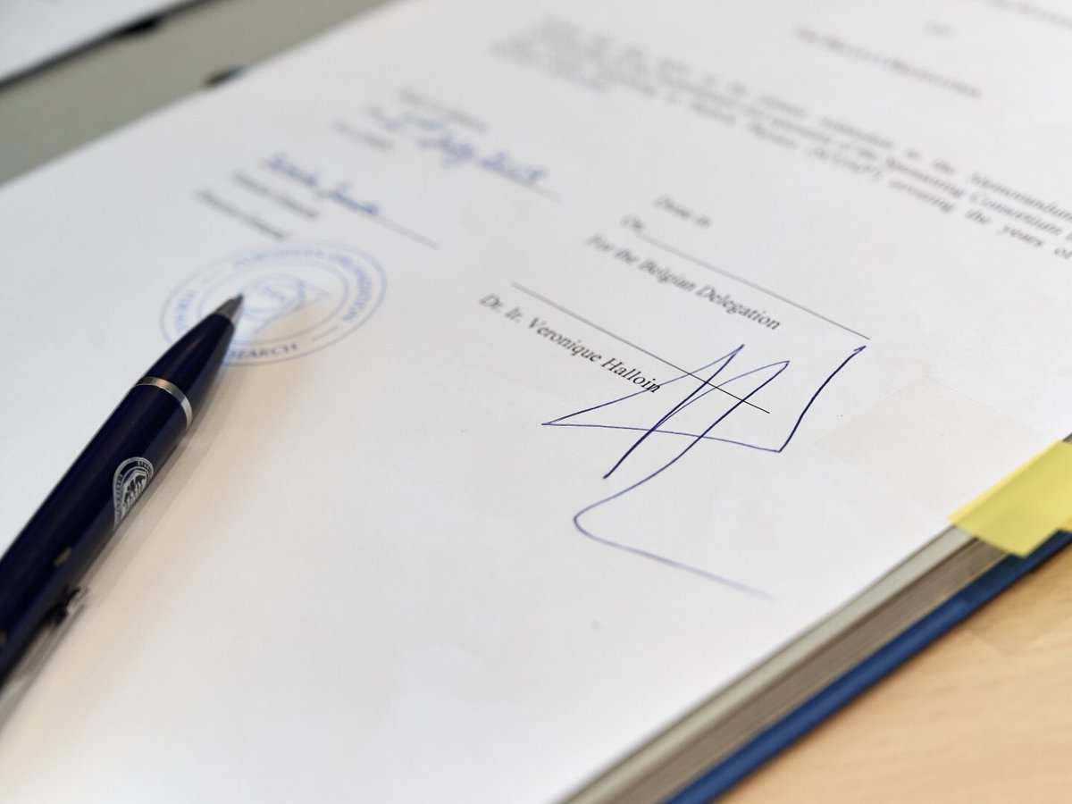 VHalloin's tweet image. Signature au @CERN , accord sur la poursuite jusque 2022 de participation de la Belgique à #SCOAP3 (libre accès publications scientifiques en physique hautes énergies, 3000 bibliothèques et instituts de recherche,44 pays) avec E. Elsen, Dir. recherche et informatique #openaccess