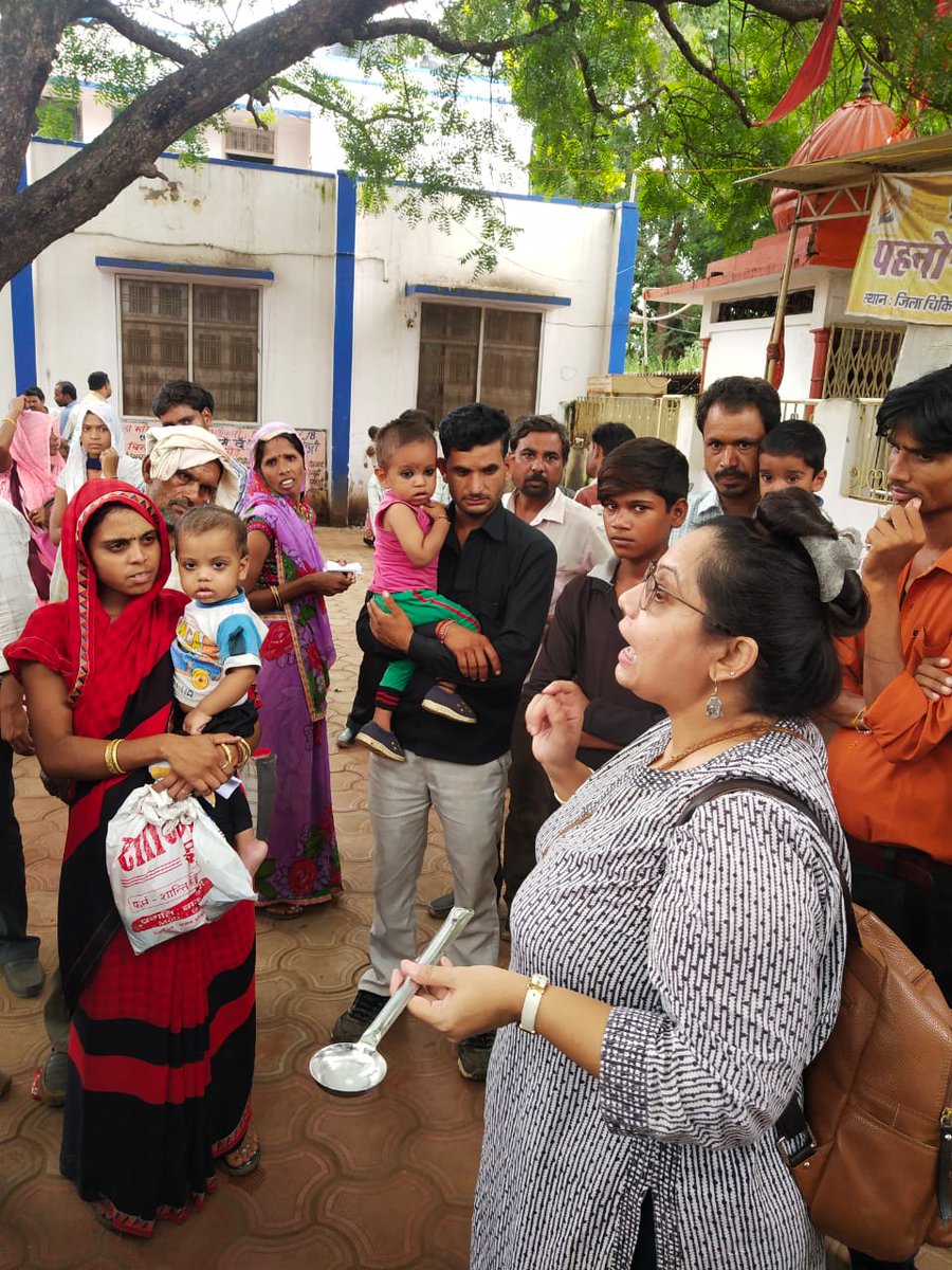 ChildHealthMP's tweet photo. शिवपुरी जिला में बाल स्वास्थ्य दूत के माध्यम से लोगों के बीच जागरूकता अभियान चलाया गया।

 बच्चों को दस्त होने पर सबसे पहले ओआरएस  घोल देने के बारे में बताया गया।

इस दौरान लोगों को साफ सफाई और निमोनिया से बचाव के बारे में जानकारी दी गई।

#HealthyMP https://t.co/omUsoNoaaT