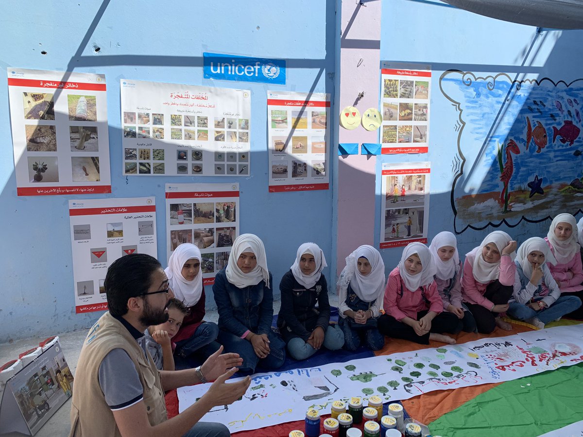 Mine-risk awareness in Northern Homs, a highly contaminated area in Syria. Great to see @UNICEF with partners engage in important interaction with the kids on how to avoid the dangers of unexploded remmants of war @lid_ball #mineaction @NorwayMFA @franequiza #NorwayHumStrategy