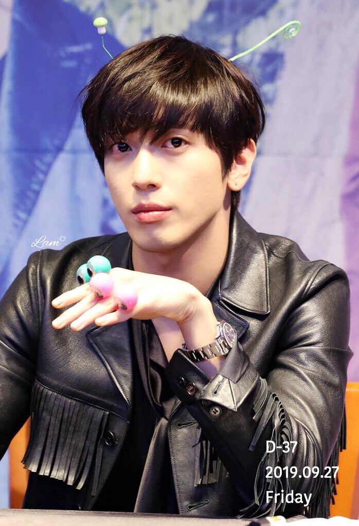 rsb56981's tweet photo. D- 37❤️ (19.09.27)
#멋진용특공 ‼️
#SpecialAssaultCommando
#UrikingBossCommando
#Wait_for_You_정용화
#JungYonghwa #정용화 #YongHwa👑
Cr.Logo https://t.co/VIEei9tkDu