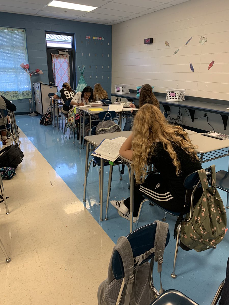 DrOats_serves's tweet photo. Flexin’ our creative muscles today as we finish the ending to a suspenseful story... #powerintheprocess #growingandglowing @OMS_Chargers https://t.co/LVNE4qImOk