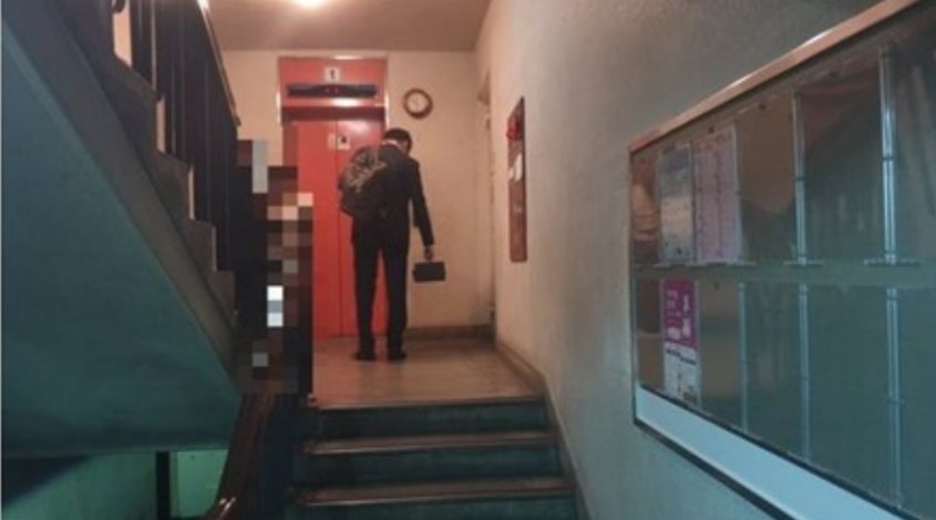 힘내시라! 어깨 쫙 펴고 당당하게 걸으시라. 정치에 금도가 사라진 시대, 칼춤의 도가니에서 가족을 지키기도 쉽지 않겠지만 이 모든 일은 그들의 두려움에 기인한 것일 터. 이겨내면 그들에게는 공포일 것이니 지치지 마시라. 승자를 만들고 고르는 것은 국민의 몫이니까...