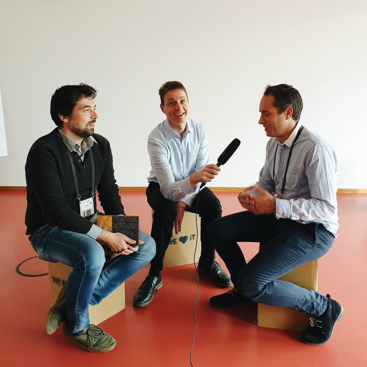 summitcle's tweet photo. ☀️Open Space bei Sonnenschein! Valentin Dallmeier (@TestfabrikAG) hat noch einen Podcast mit André Rist &amp; Markus Stahl (Deutsche Post Adress GmbH &amp; Co. KG) aufgenommen, unten wird die Gaming Area genutzt 🎮

Wir sehen uns zur Abendveranstaltung im @micello_s wieder! 🥂

#Tacon19 https://t.co/pUsSz7VR7J