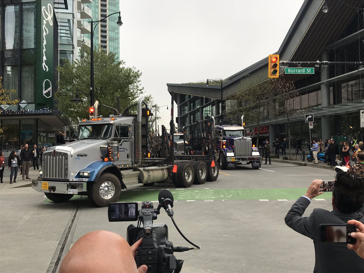 KahlonRav's tweet photo. Yesterday 200 logging trucks came into Vancouver to express their anger and frustration about the interior forest sector. It was an incredibly powerful statement and effective at showing so many on the lower mainland the challenges they’re facing. #bcpoli 1/3 https://t.co/DXeCxnK81C