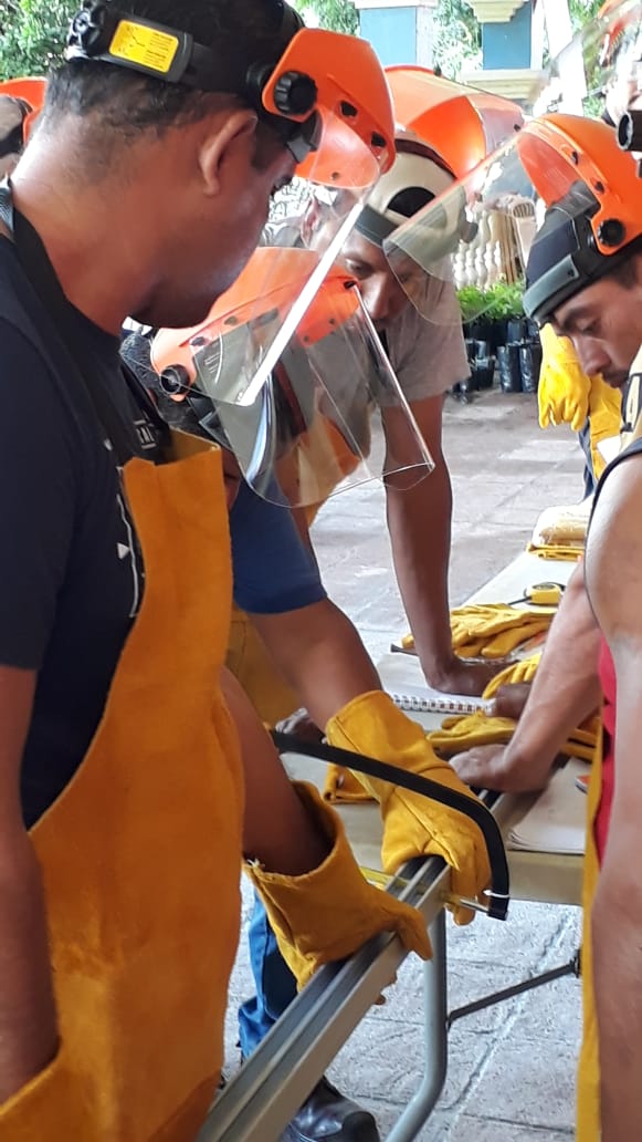 ICIC_Nacional's tweet image. En el marco del Programa de Capacitación para el Trabajo con Valores y en colaboración con #ADMSolutions, nuestra Delegación #CMICChiapas capacita en aluminio a pobladores de Chiapa de Corzo. 👩‍🏭👷‍♂️
#CapacitarEsConstruir 💪😉
#Capacitación #Cursos #Construcción