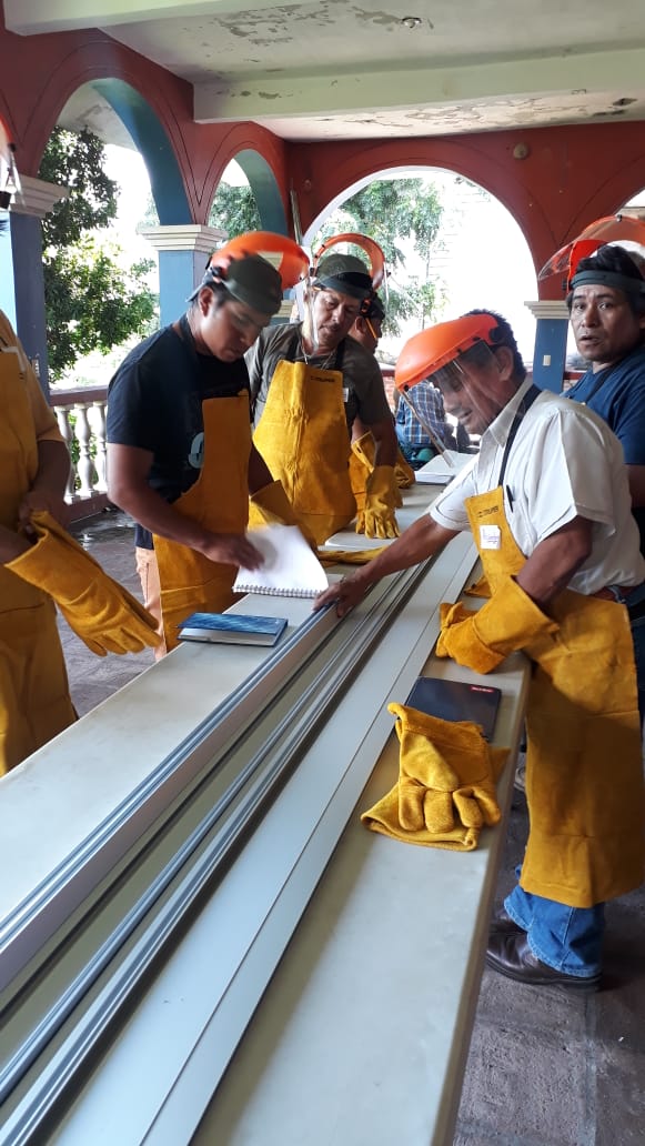 ICIC_Nacional's tweet image. En el marco del Programa de Capacitación para el Trabajo con Valores y en colaboración con #ADMSolutions, nuestra Delegación #CMICChiapas capacita en aluminio a pobladores de Chiapa de Corzo. 👩‍🏭👷‍♂️
#CapacitarEsConstruir 💪😉
#Capacitación #Cursos #Construcción