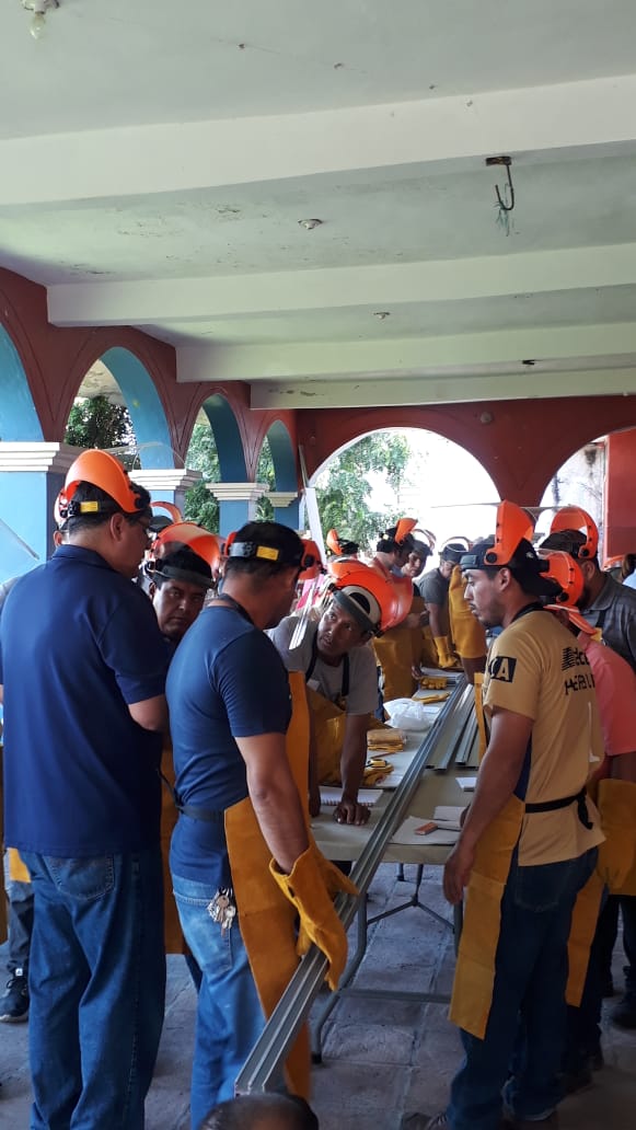 ICIC_Nacional's tweet image. En el marco del Programa de Capacitación para el Trabajo con Valores y en colaboración con #ADMSolutions, nuestra Delegación #CMICChiapas capacita en aluminio a pobladores de Chiapa de Corzo. 👩‍🏭👷‍♂️
#CapacitarEsConstruir 💪😉
#Capacitación #Cursos #Construcción