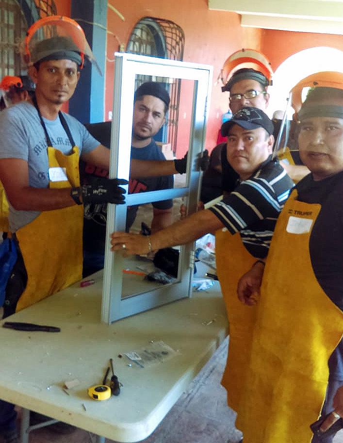 ICIC_Nacional's tweet image. En el marco del Programa de Capacitación para el Trabajo con Valores y en colaboración con #ADMSolutions, nuestra Delegación #CMICChiapas capacita en aluminio a pobladores de Chiapa de Corzo. 👩‍🏭👷‍♂️
#CapacitarEsConstruir 💪😉
#Capacitación #Cursos #Construcción