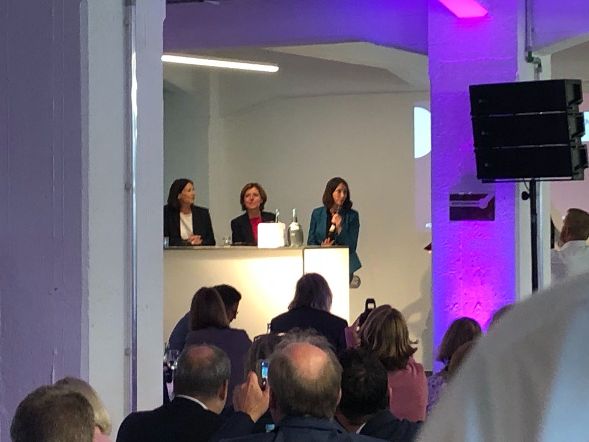 #Complero representing at #DigitalforumRLP and co-founder Steffen introducing our service. This edition is about #digitalsolutions improving the daily life - as we keep people connected we couldn't miss this! Great seeing the effort by <a href="/rlpNews/">Landesregierung Rheinland-Pfalz</a> w/ <a href="/Schmitt_FDP/">Daniela Schmitt</a> and #MaluDreyer 🙏