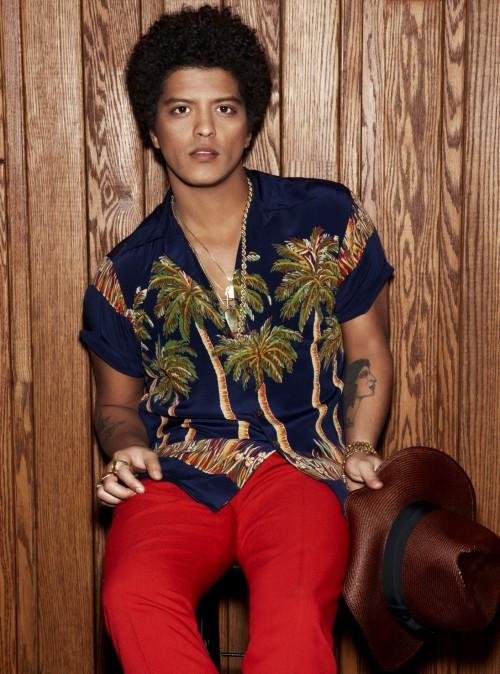 AlohaSpotter's tweet photo. Who wore it best? @BrunoMars or @realjonlovitz? 🌺🌴 #alohashirt #whoworeitbest #whoworeitbetter https://t.co/bsBoi3AUjY